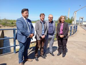 El presidente de la CHG, Joaquín Páez, junto a los subdelegados de Córdoba y Sevilla y el alcalde de Lora del Río, durante la visita a la zona.